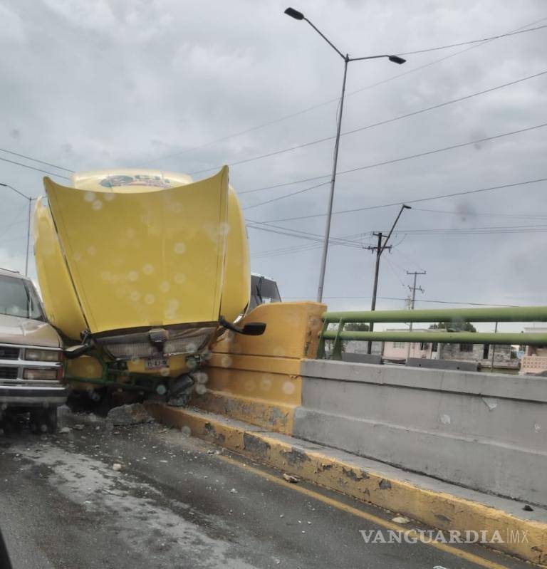 $!El cofre del tráiler se levantó y provocó el accidente en pleno periférico.