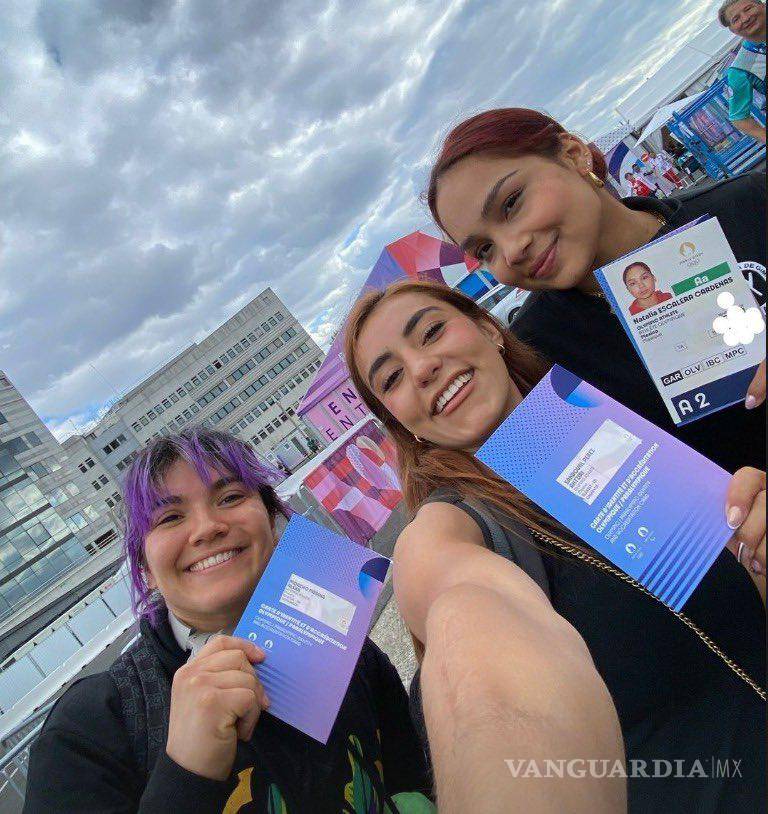 $!El equipo de Gimnasia ya se encuentra en París y compartieron el momento de su acreditación.