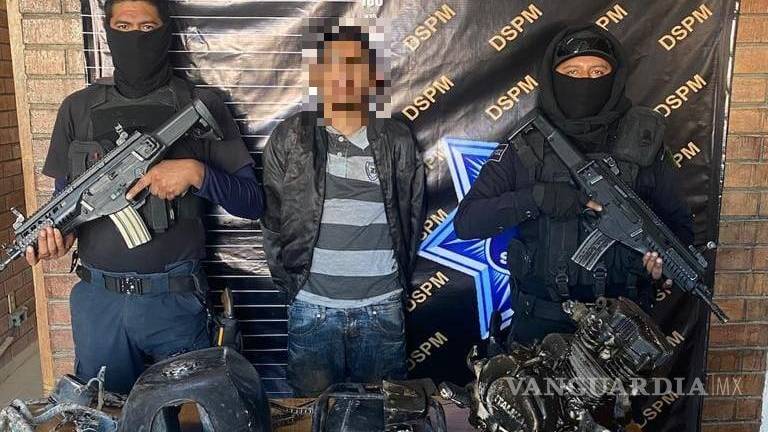 Hombre de San Pedro, Coahuila es detenido mientras desarmaba moto