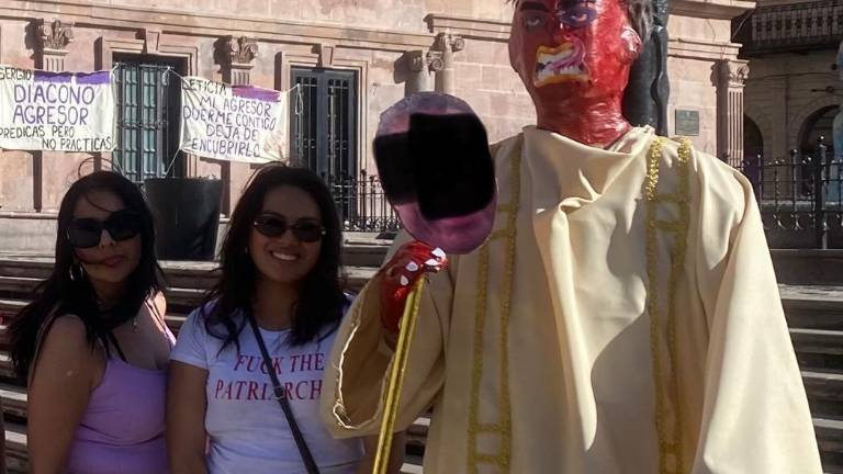 $!Piñata con sotana que llevó Oralia Fernández, madre de presunta víctima de abuso sexual, para exhibir al agresor.