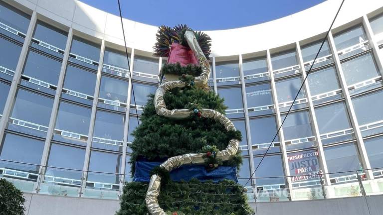 Critican polémico árbol de Navidad en el Senado, tiene un penacho como estrella y a Quetzalcóatl