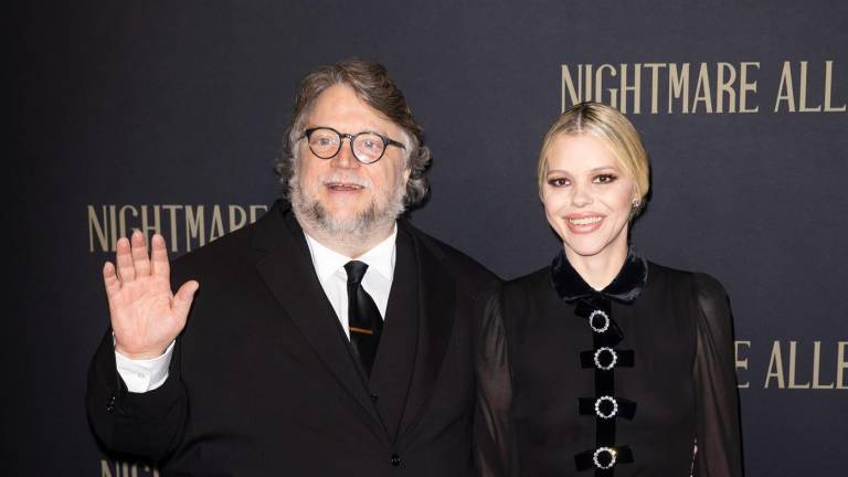 $!El director Guillermo Del Toro (izq.) y la escritora Kim Morgan (der.) en la alfombra roja en el estreno de la película ‘Nightmare Alley’ en Nueva York. EFE/EPA/Justin Line