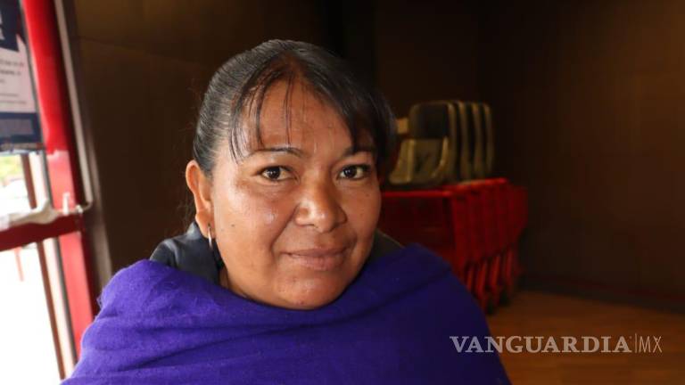 Mujeres Rarámuris viajan más de mil kilómetros a Saltillo para realizar trueques