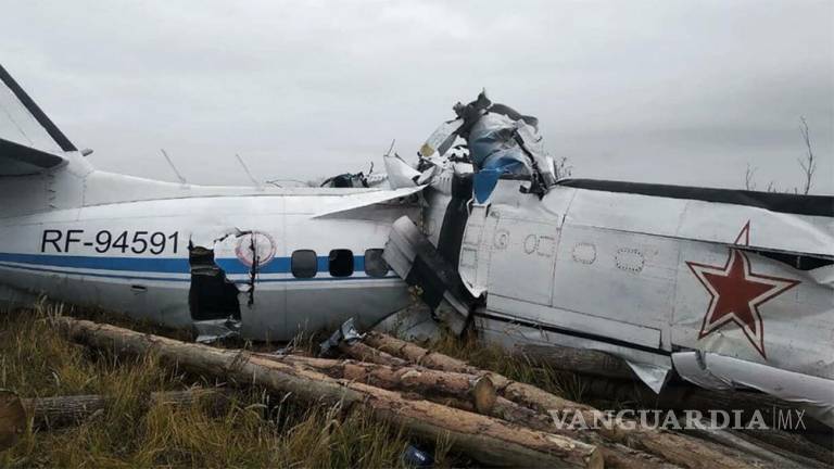Reportan 16 paracaidistas muertos en desplome de avión en Rusia