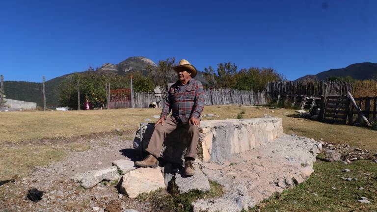 $!Ángel y sus compañeros en La Casita, defendieron el agua del ejido hace tres décadas, hoy temen que el gobierno nuevamente busque arrebatarles lo que les pertenece.