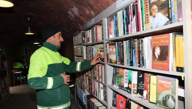$!Recolectores de basura turcos crean biblioteca con ejemplares desechados