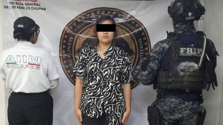 Tras una presunta discusión familiar, Shamilee ‘N’ asesinó a balazos a su suegra Epifanía ‘N’, exsíndica del Ayuntamiento de Tapilula, Chiapas.