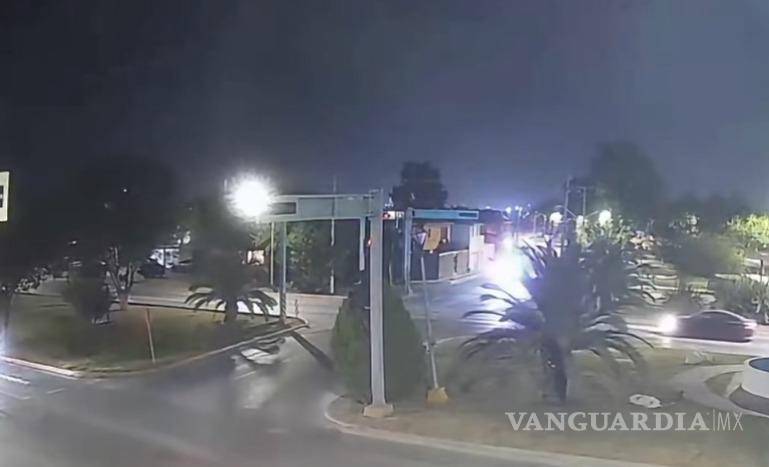 $!El automóvil particular circulaba por el bulevar República momentos antes de impactar contra la unidad de la Policía Municipal.