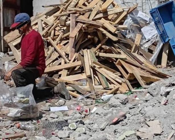 Elementos de la Policía Ambiental aseguraron al individuo cuando depositaba residuos de construcción sobre la calle Carmen Serdán, afectando el entorno urbano.