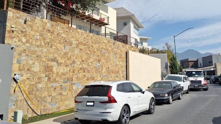 Un saldo de tres hombres detenidos, así como el aseguramiento de armas y droga dejó un cateo a una vivienda en Monterrey, Nuevo León, este viernes.