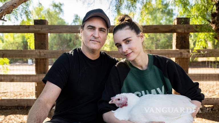 Joaquin Phoenix y Rooney Mara invitan a la gente a adoptar, no a comer pavos este Día de Acción de Gracias