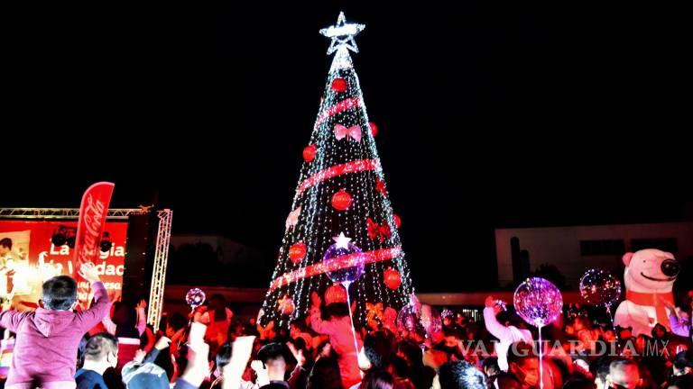 Con desfile, así llegó la Navidad a Saltillo; familias disfrutaron encendido del pino