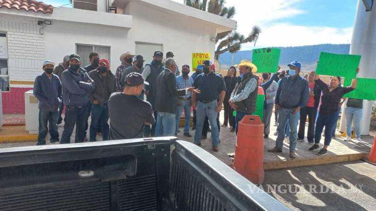 Se manifiestan vecinos de Huachichil por accidente fatal en Los Chorros