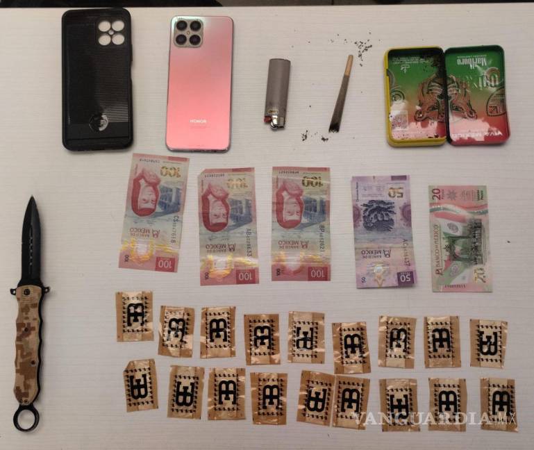 $!Al detenido le aseguraron un arma blanca, 18 dosis de presunta cocaína, un cigarrillo artesanal y un celular.