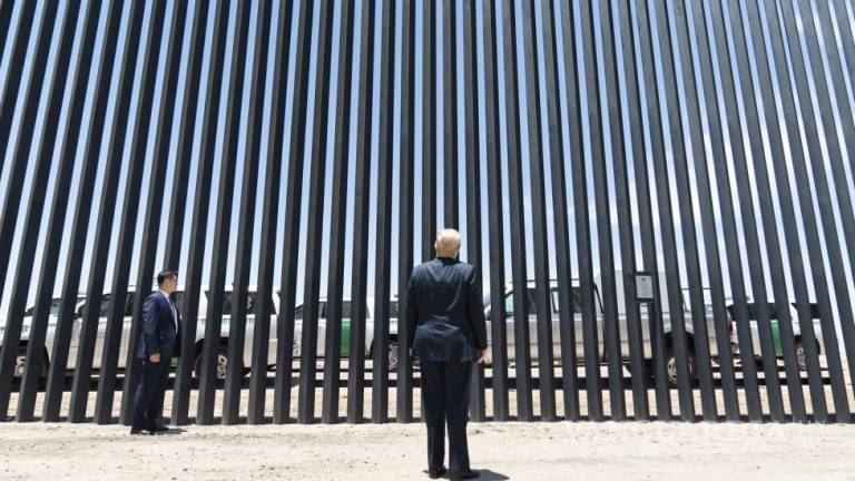 Trump promete 724 km de muro fronterizo con México para fin de año