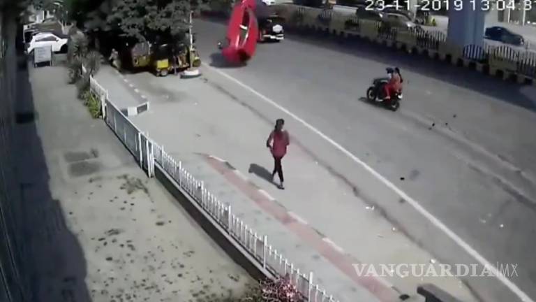 Auto cae del segundo piso de una vía rápida y mata a una mujer en India (VIDEO)