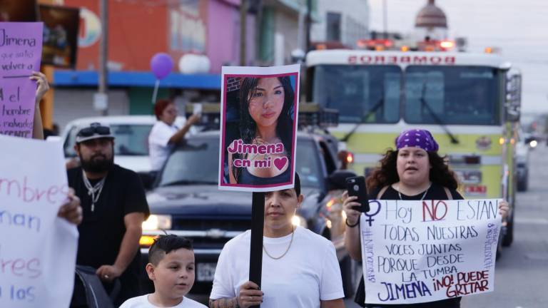 $!El retrato de Jimena se elevó durante la marcha en Sabinas para exigir justicia por el feminicidio.