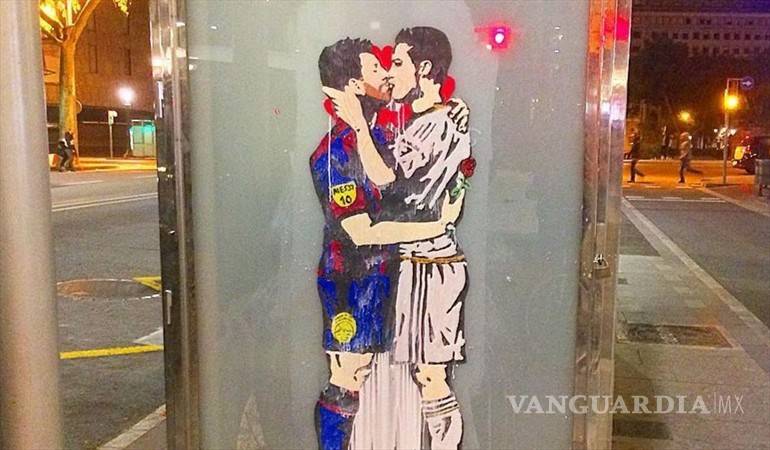 $!El beso entre Guardiola y Morinho en Barcelona
