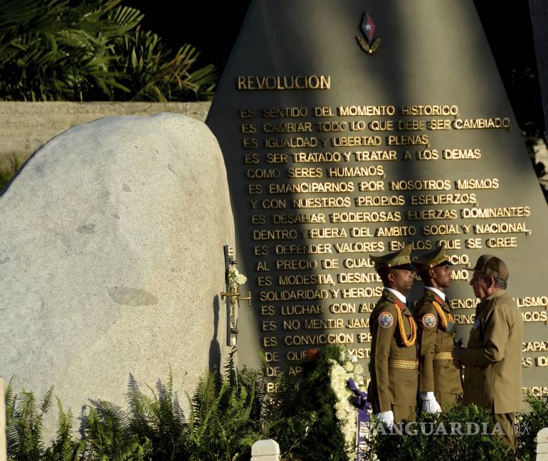 $!Raúl Castro rinde tributo ante la tumba de Fidel
