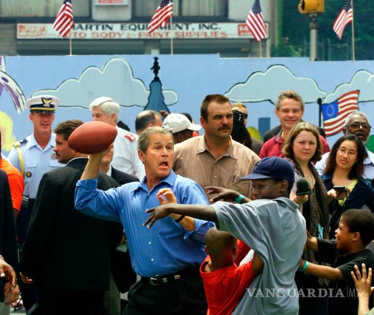$!El presidente George W. Bush celebra el feriado del 4 de julio de 2001 en Filadelfia jugando fútbol patrocinado por la Iglesia Bautista Greater Exodus.