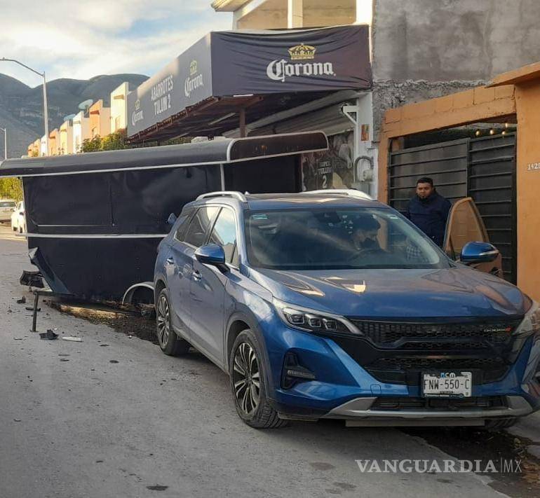 $!Un automóvil chocó contra un puesto de comida y una camioneta estacionada antes de darse a la fuga.