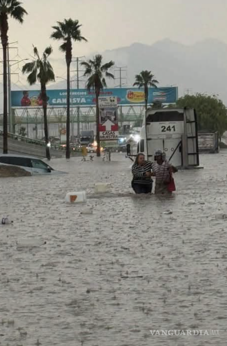 $!El hombre disfrazado del ‘Chavo del 8’ ayudó a una conductora cuya camioneta quedó varada por el agua en Loma Linda.