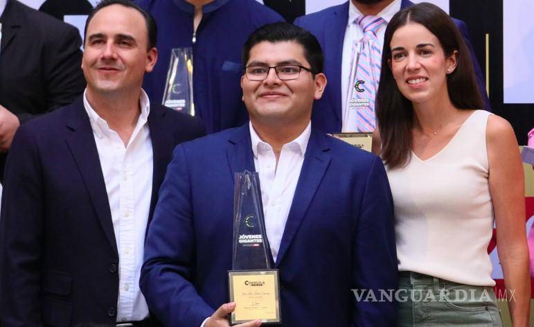 $!La ceremonia de entrega del Premio Estatal de la Juventud, donde Juan Luis fue reconocido por su destacada contribución a la tecnología médica.
