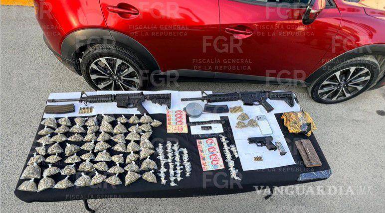 $!Vinculan a pareja por posesión de armas y narcóticos, en NL