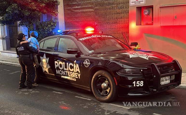 $!Mujer abandona a sus hijos de 3 y 10 años en estacionamiento de Monterrey