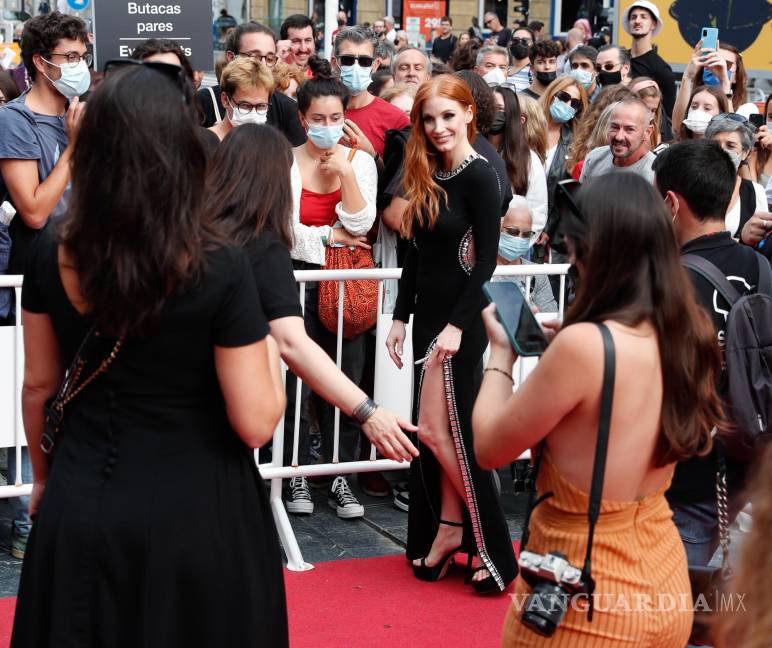 $!La actriz Jessica Chastain, atiende a sus admiradores este viernes en la 69 edición del Festival de Cine de San Sebastián, donde presenta su trabajo The eyes of Tammy Faye en la sección oficial del certamen. EFE/Juan Herrero.