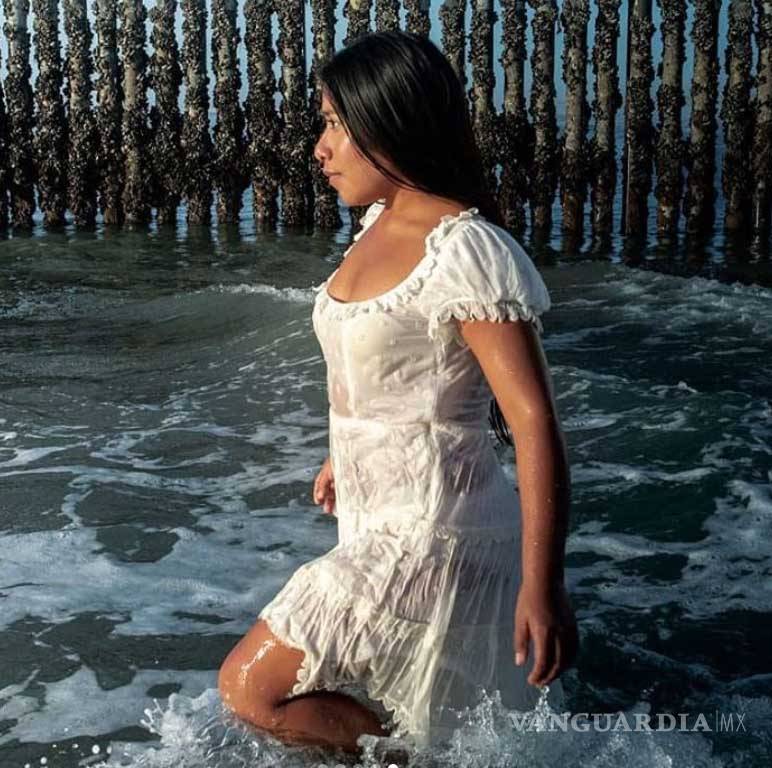 $!Retratan a Yalitza Aparicio en muro fronterizo para 'demostrar que divisiones no tienen sentido'