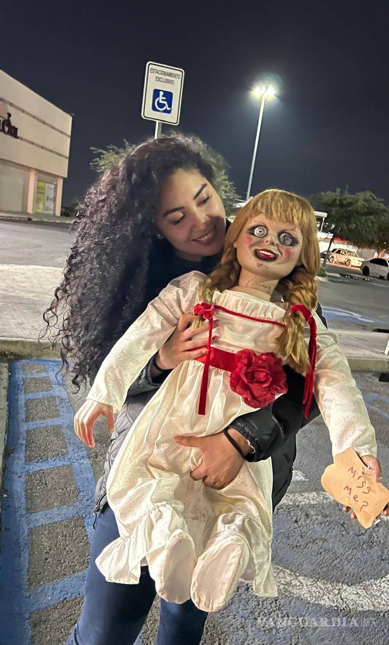 $!Krystel , fan de lo paranormal, compartió que compró su muñeca Annabelle por internet y calificó con 9 de 10 la más reciente entrega de El Conjuro.