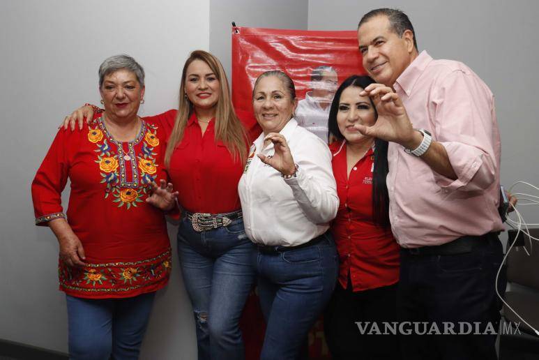 $!Diana al lado de militantes del PT y su dirigente estatal, Ricardo Mejía.