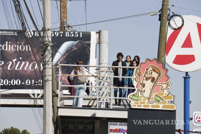 $!Estudiantes de UANE eligen entre el puente y la calle para cruzar el bullicioso bulevar José Musa de León, revelando diversas preferencias y motivaciones en su elección.