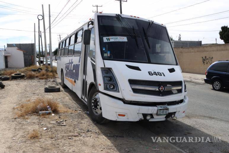 $!Vecinos denuncian que los autobuses bloquean las calles cercanas, dificultando la movilidad y poniendo en riesgo la seguridad vial.