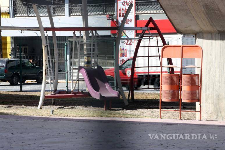 $!Parte del mobiliario presenta signos de abandono, como desgaste, suciedad o cadenas sueltas.