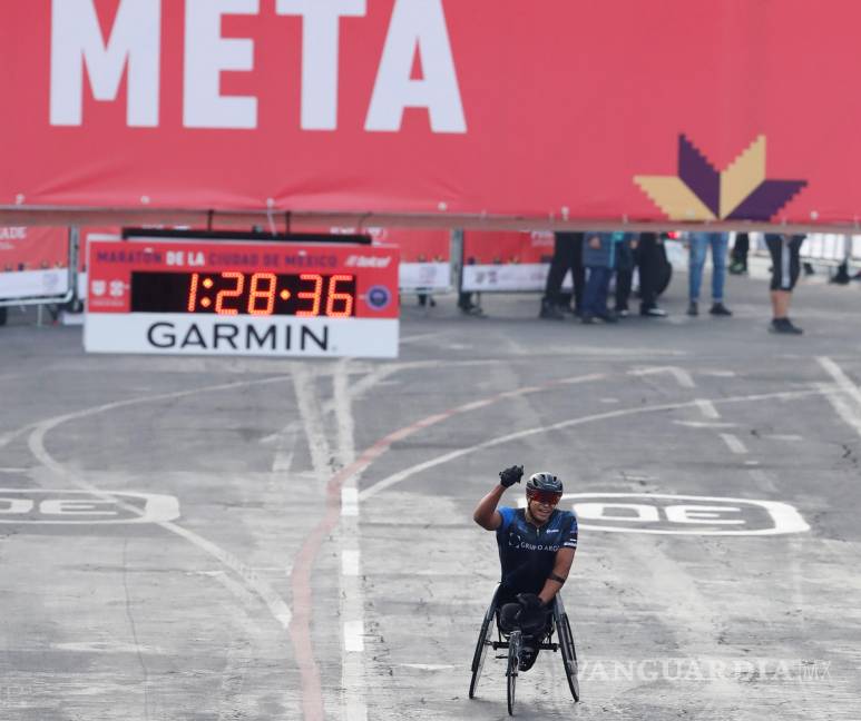 $!El colombiano ganador en modalidad en silla][de ruedas Francisco San Clemente participa en el XXXVIII edición del Maratón de la Ciudad de México. Se superó a él mismo, batiendo el récord de en la rama varonil en silla de ruedas