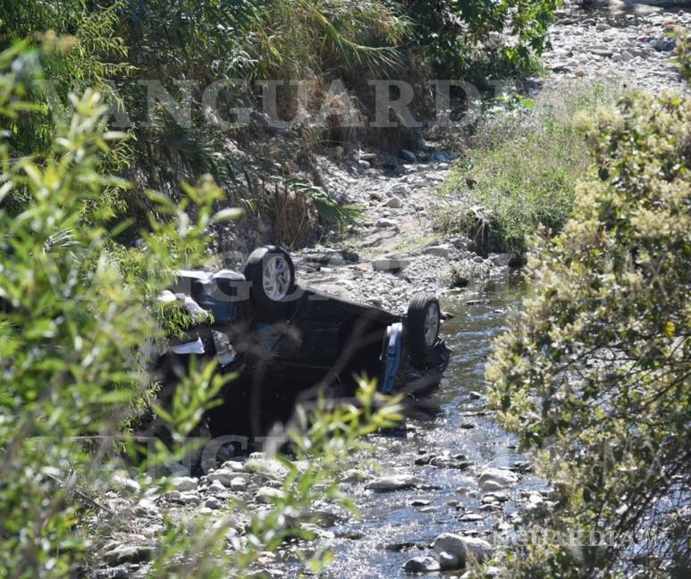 Conductora cae 8 metros al fondo de un arroyo al norte de Saltillo