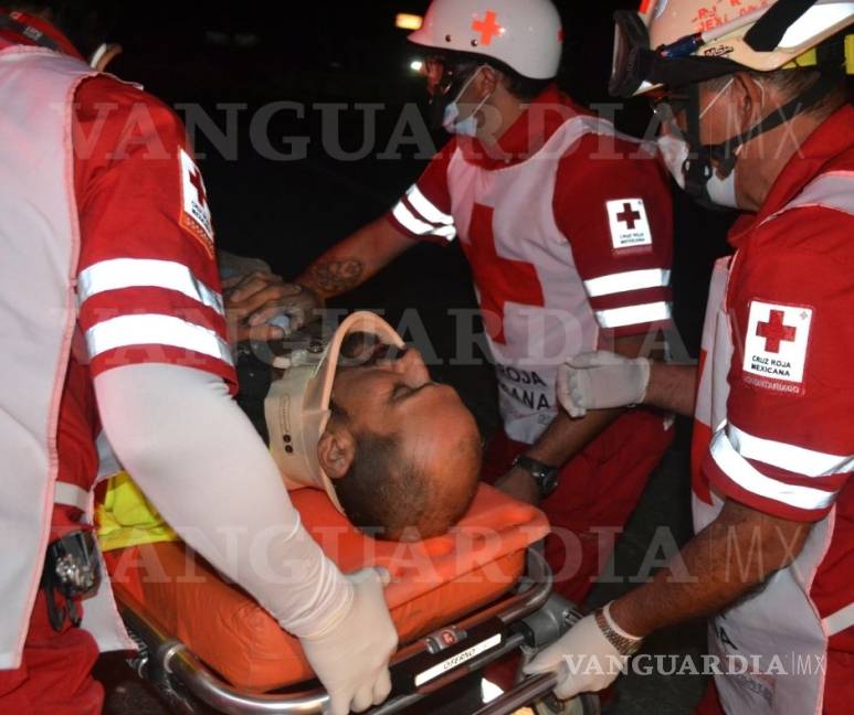 $!Hombre muere en el hospital tras volcadura en carretera a Zacatecas
