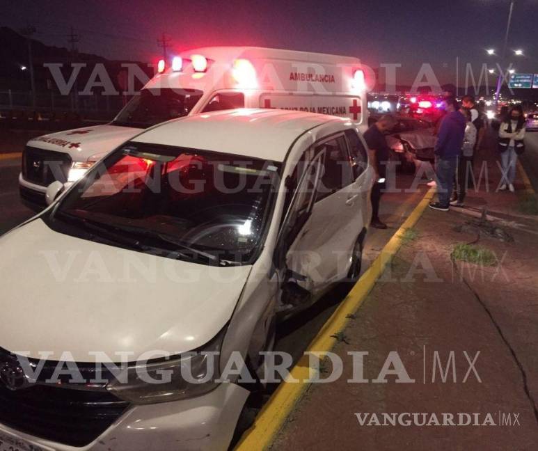 $!Testigos confirmaron la imprudencia del conductor del vehículo blanco a elementos de Tránsito y Vialidad que llegaron para abanderar el tráfico. FOTOS: DANIEL DE KÓSTER