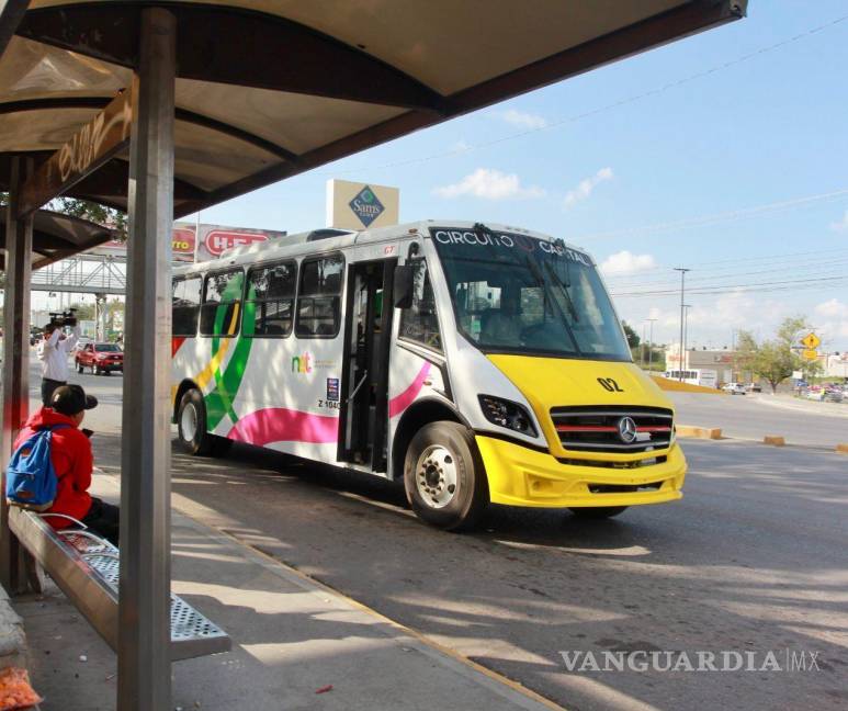 $!Usuarios esperan el transporte público en uno de los paraderos.