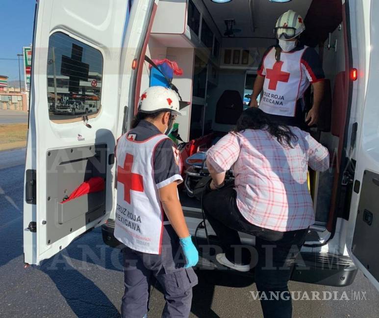 Mujer sufre aparatosa volcadura en Saltillo; se reportan solo daños materiales