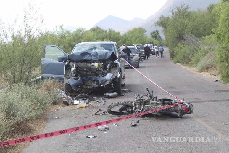 $!Un joven perdió la vida tras chocar de frente contra una camioneta luego de presuntamente invadir el carril contrario al tomar una curva a exceso de velocidad.