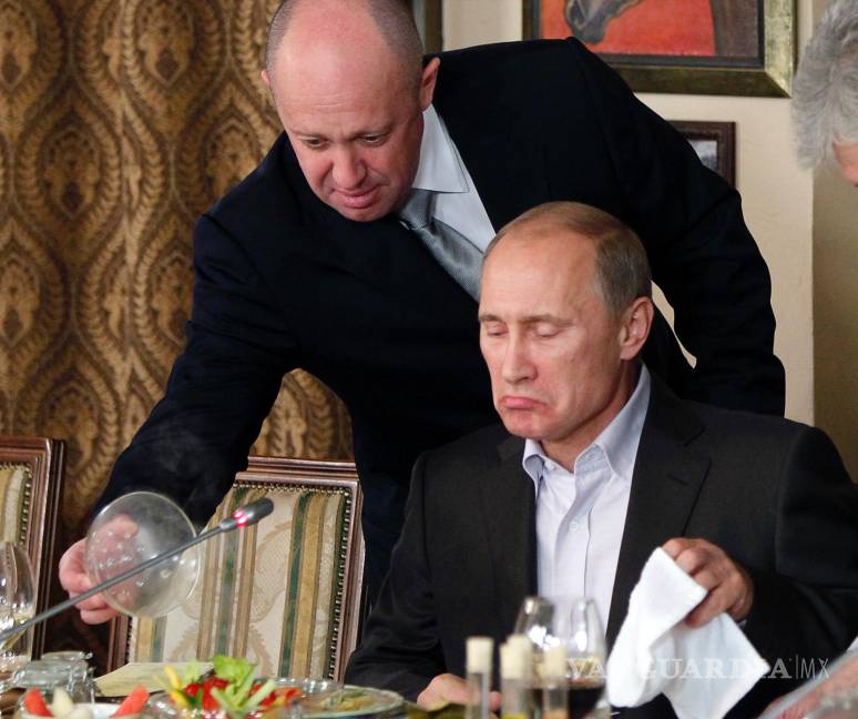 $!11/11/2011-Yevgeny Prigozhin, arriba, sirve comida al entonces primer ministro ruso, Vladímir Putin, en el restaurante de Prigozhin en las afueras de Moscú, Rusia.