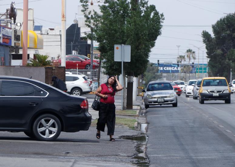 $!Diversos establecimientos que se ubican sobre el bulevar V. Carranza en Saltillo, vulneran los derechos de los peatones al colocar cajones de estacionamiento donde debe estar una banqueta.