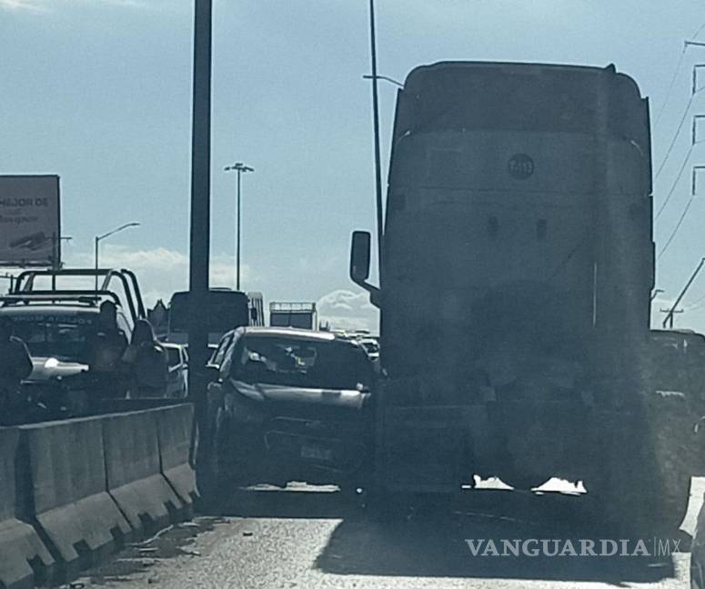 Choque entre tráiler y vehículo paraliza el periférico de Saltillo