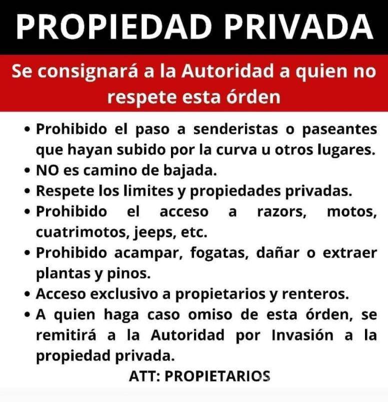 $!Letreros colocados en puntos clave de la Sierra de Arteaga advierten a los visitantes sobre la prohibición de ingresar a propiedades privadas sin autorización.