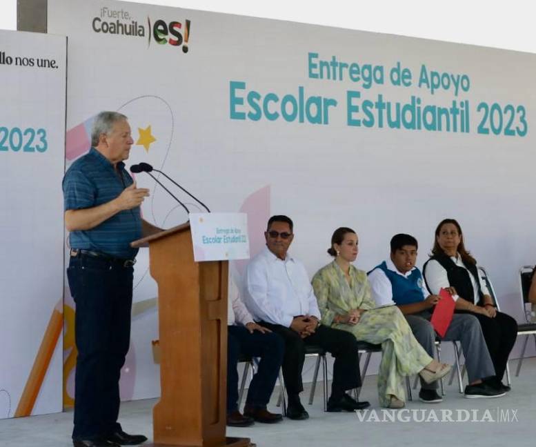 $!El alcalde José María Fraustro Siller dio inicio a la entrega de apoyos escolares este viernes.