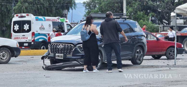 $!Ambos vehículos permanecieron en el lugar mientras las autoridades realizaban las diligencias para determinar responsabilidades.