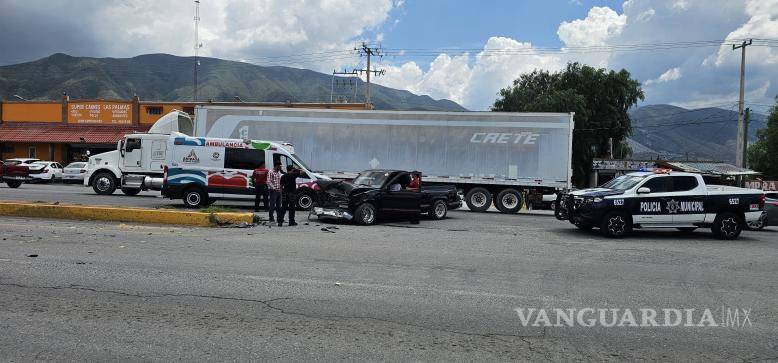 $!Paramédicos de Protección Civil de Arteaga valoraron a los conductores y descartaron heridas que pusieran en riesgo su vida.